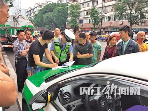 内江：出租车双实线掉头&nbsp;撞飞“两轮”司机(图3)