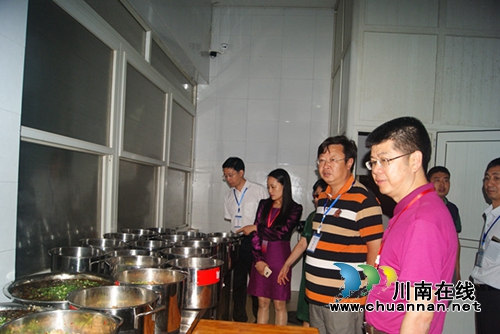 市教育局局长黄辉视察泸州十八中中考考场