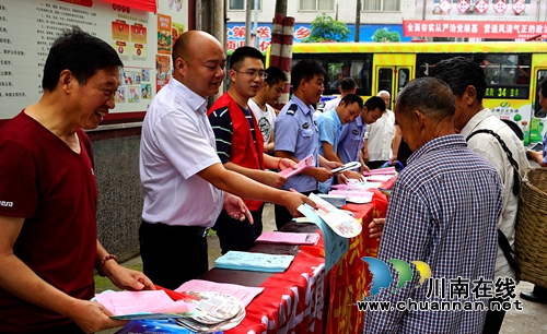 龙马潭区特兴镇开展安全生产月集中宣传活动(图1) 龙马潭区特兴镇开展安全生产月集中宣传活动(图1)