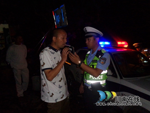 泸县奇峰派出所夜查酒驾&nbsp;3名“酒司机”遭了(图2)