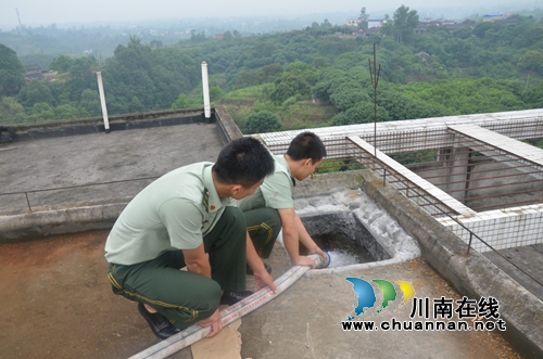 泸县应急大队及时送水3解决医院饮水困难(图1) 泸县应急大队及时送水3解决医院饮水困难(图1)
