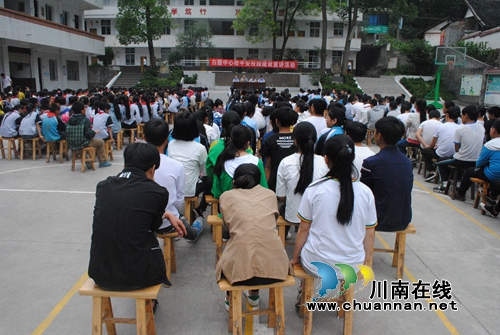 叙永白腊中心校:平安校园建设宣讲为中考“护航”(图1) 叙永白腊中心校:平安校园建设宣讲为中考“护航”(图1)