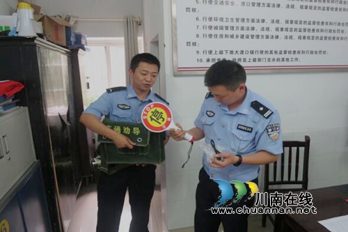 泸州交警深入大渡交管办进一步规范农村劝导站建设(图2) 泸州交警深入大渡交管办进一步规范农村劝导站建设(图2)