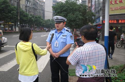 泸州交警组织被记满12分驾驶员开展文明劝导体验教育(图1) 泸州交警组织被记满12分驾驶员开展文明劝导体验教育(图1)