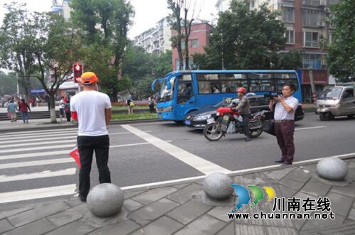 泸州交警组织被记满12分驾驶员开展文明劝导体验教育(图2) 泸州交警组织被记满12分驾驶员开展文明劝导体验教育(图2)