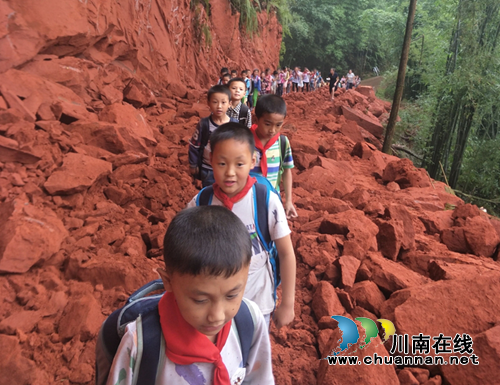 叙永县大龙村小教师守护学生安全“求学路”(图2) 叙永县大龙村小教师守护学生安全“求学路”(图2)