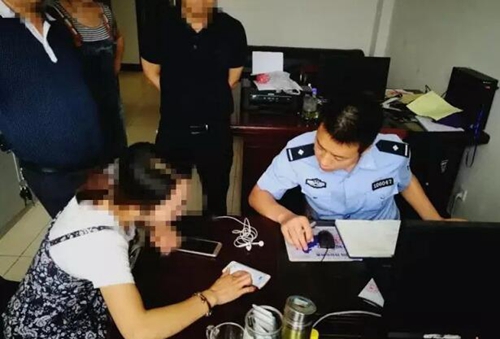 宜宾女遇“假警察”电话诈骗&nbsp;真警察及时挽损(图1)