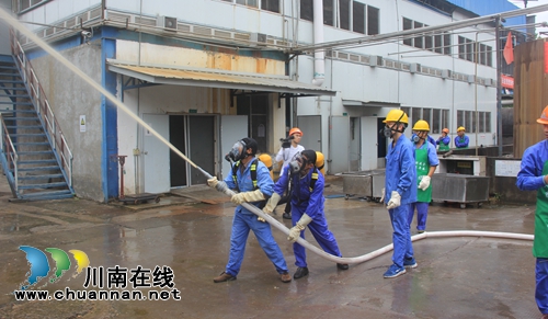 泸县百和镇开展企业消防演练(图1) 泸县百和镇开展企业消防演练(图1)