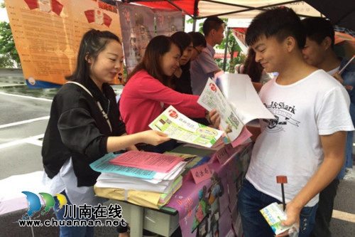 合江县多部门联合开展“6.26”国际禁毒日集中宣传活动(图1) 合江县多部门联合开展“6.26”国际禁毒日集中宣传活动(图1)