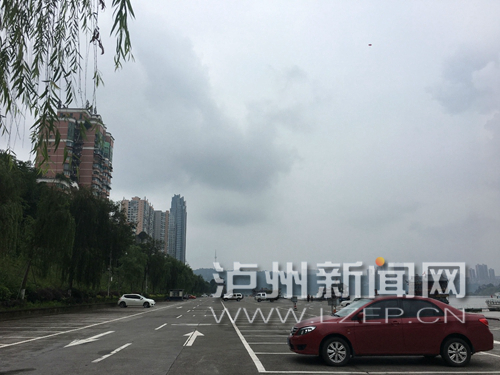 泸州滨江路露天停车场已封停 汛期结束后开放(图2) 泸州滨江路露天停车场已封停 汛期结束后开放(图2)