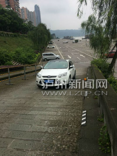 泸州滨江路露天停车场已封停 汛期结束后开放(图3) 泸州滨江路露天停车场已封停 汛期结束后开放(图3)
