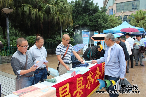 内江隆昌县水务局参与“安全生产宣传咨询日”活动(图1)