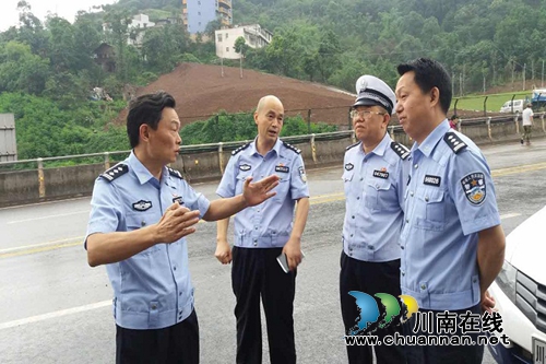 宜宾市交警支队副支队长杨毅率队到宜宾县大队检查指导执法服务站建设工作(图2)