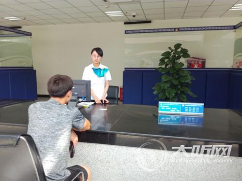 泸州车管所限额又限号 “号贩子”的饭碗丢了(图2) 泸州车管所限额又限号 “号贩子”的饭碗丢了(图2)