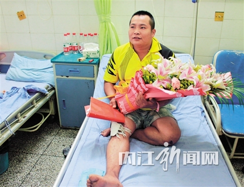 见义勇为,80后内江小伙飞车擒贼(图1) 见义勇为,80后内江小伙飞车擒贼(图1)