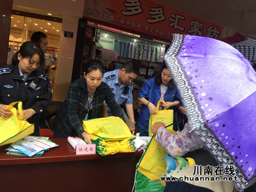 合江县住建局开展安全生产月宣传活动(图1) 合江县住建局开展安全生产月宣传活动(图1)