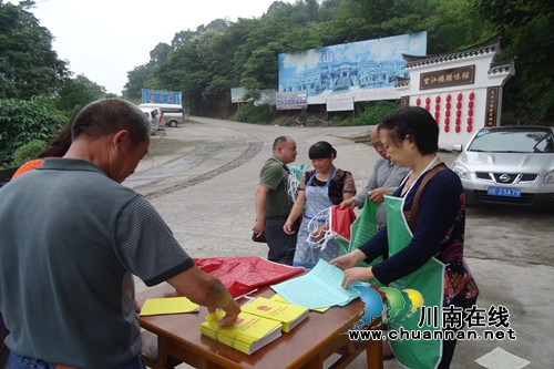 合江县真龙司法所积极开展森林防火法治宣传(图2) 合江县真龙司法所积极开展森林防火法治宣传(图2)