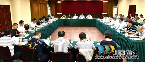 广元市中医药产业发展考察团到医药园区考察(图2) 广元市中医药产业发展考察团到医药园区考察(图2)
