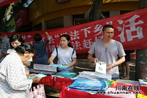 合江县榕山镇开展安全宣传月活动(图1) 合江县榕山镇开展安全宣传月活动(图1)