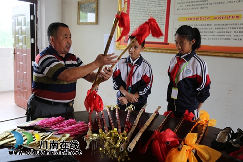 泸县百和莲枪安家校园　舞进央视大舞台(图3)