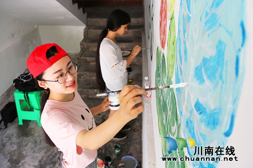 泸州纳溪：“价值观进小区，老楼道“变身”文化墙(图1)