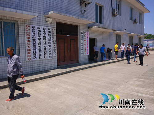 叙永观兴：山关村村社干部和贫困户代表参观学习产业发展先进经验(图2)