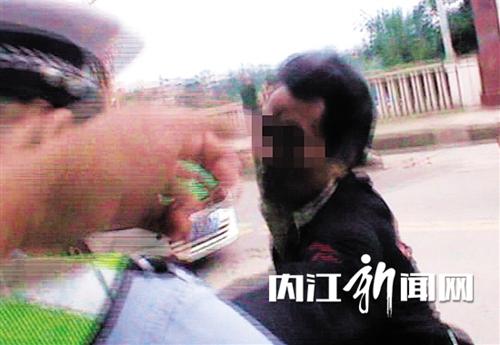 内江路遇检查拒不配合&nbsp;拳打辅警阻碍交通&nbsp;行拘(图1)