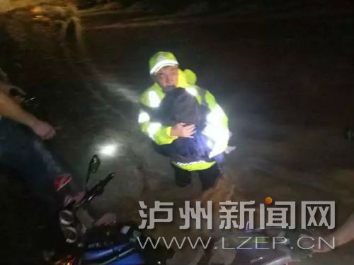 暴雨倾盆孕妇被困&nbsp;危急中泸州民警涉水救人
