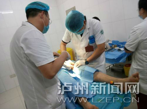 气钉枪“走火” 3厘米钉子射入泸州男子大腿(图1) 气钉枪“走火” 3厘米钉子射入泸州男子大腿(图1)