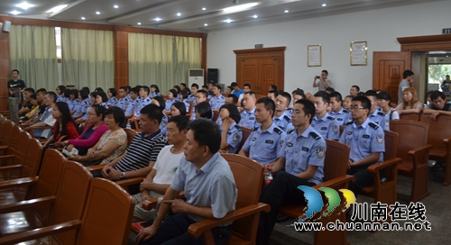 以案普法&nbsp;江阳区法院“6·26”禁毒宣传出新招(图2)