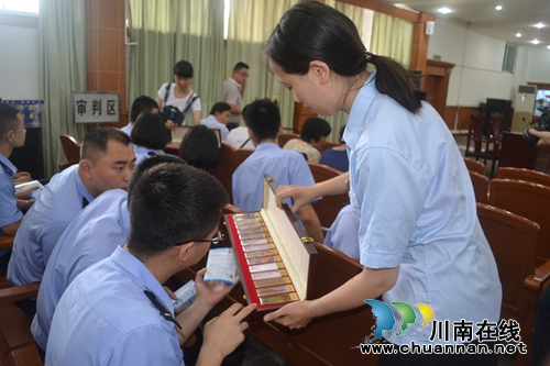 以案普法&nbsp;江阳区法院“6·26”禁毒宣传出新招(图9)