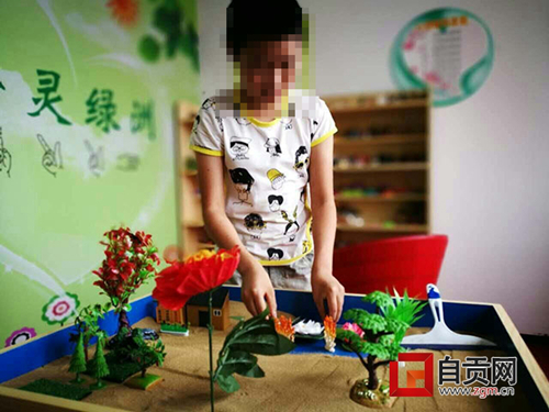 杭州旗袍美女医生向自贡荣县捐赠“沙盘游戏”(图1)