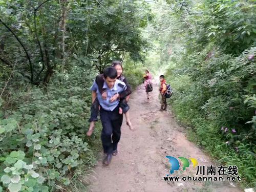 泸县海潮：老人雨天迷路&nbsp;派出所警员背送回家