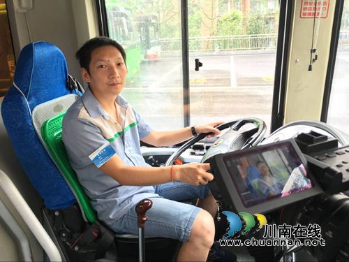 泸州市民丢包急追公交&nbsp;司机仔细保管原物归还