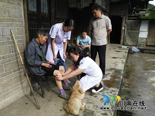 叙永县安监局大雨后深入贫困户送安全送健康(图1) 叙永县安监局大雨后深入贫困户送安全送健康(图1)