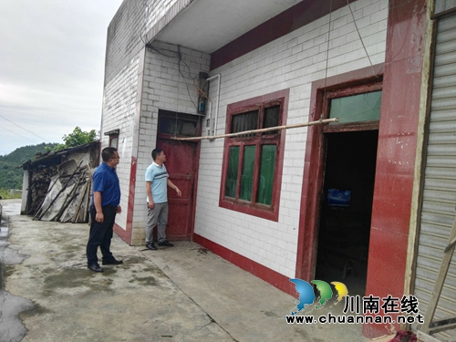 叙永县安监局大雨后深入贫困户送安全送健康