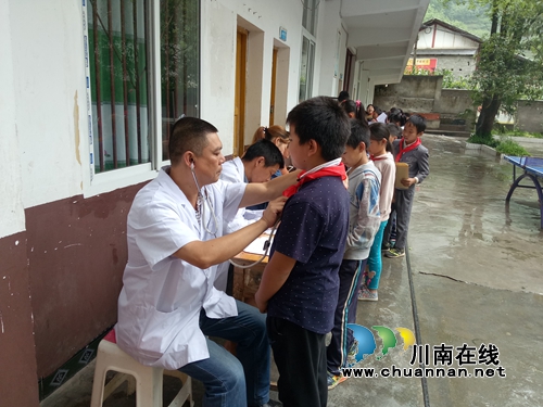 叙永县白腊苗族乡全民健康体检进校园