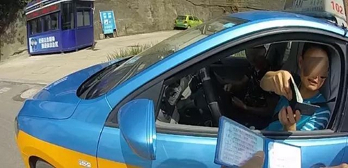泸州一出租车司机竟然毒驾 被交警当场抓获(图1) 泸州一出租车司机竟然毒驾 被交警当场抓获(图1)