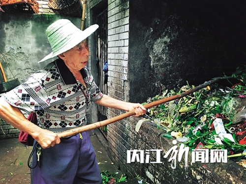 内江八旬老党员 他仍坚守在“一线”(图1) 内江八旬老党员 他仍坚守在“一线”(图1)