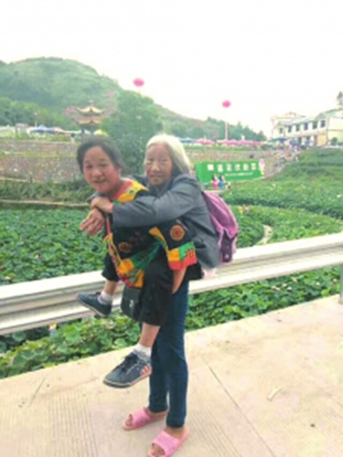 宜宾兴文女子背着7旬老妈看荷花(图1)