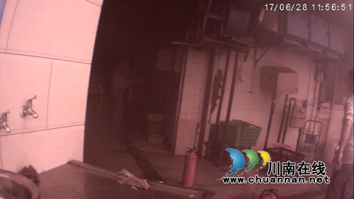 泸州:餐馆后厨起火 两交警紧急排险疏散群众(图2) 泸州:餐馆后厨起火 两交警紧急排险疏散群众(图2)