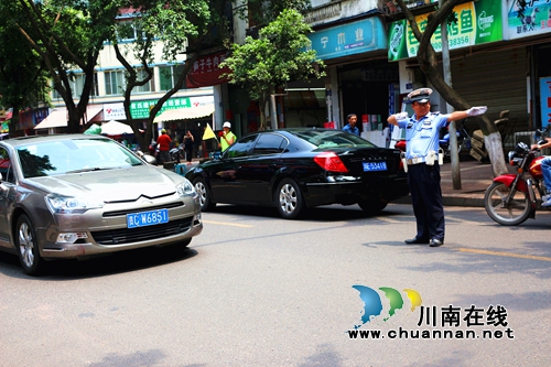 泸州纳溪“义务交警”：十年保路“零事故”(图1)
