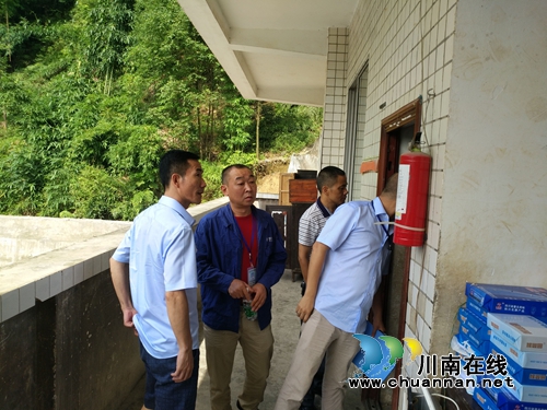 国网叙永供电公司排查隐患助力校园电力安全(图1) 国网叙永供电公司排查隐患助力校园电力安全(图1)