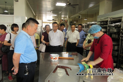 合江县12名政风行风暨食品药品义务监督员“上岗”