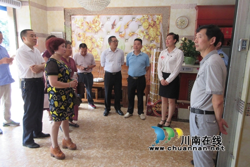 合江县12名政风行风暨食品药品义务监督员“上岗”(图3) 合江县12名政风行风暨食品药品义务监督员“上岗”(图3)