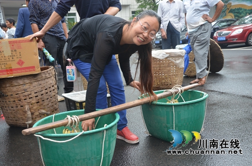 泸县残联到太伏镇开展送鸭苗活动