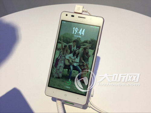 “泸州造”手机下线 5寸HD高清屏幕16G内存(图2) “泸州造”手机下线 5寸HD高清屏幕16G内存(图2)
