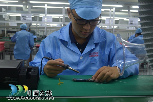 "泸州造"首台智能手机下线 只要699(图12) "泸州造"首台智能手机下线 只要699(图12)
