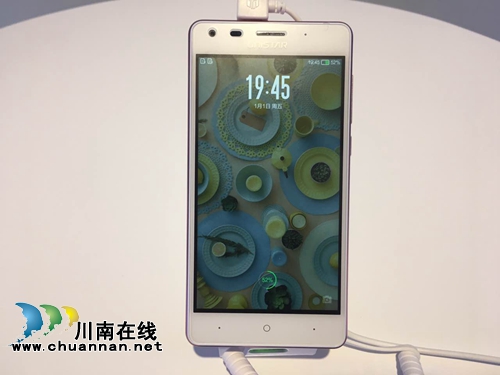 "泸州造"首台智能手机下线 只要699(图14) "泸州造"首台智能手机下线 只要699(图14)