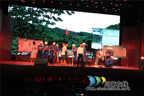 市住建局举行庆七一文艺汇演 诗词歌舞颂党恩(图6) 市住建局举行庆七一文艺汇演 诗词歌舞颂党恩(图6)
